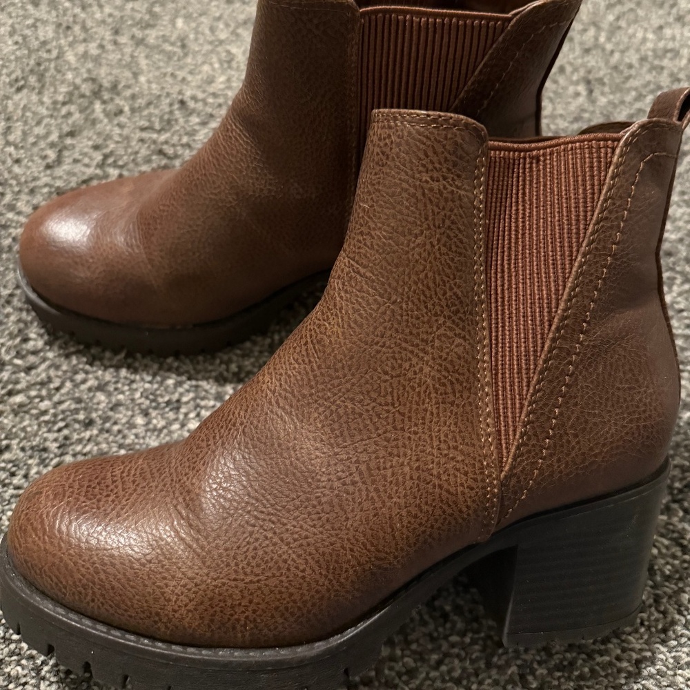 MIA boots sz6